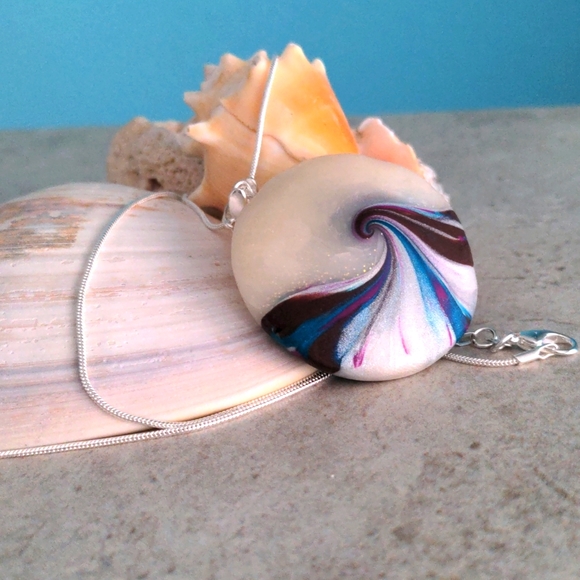 Gorgeous Swirl Necklace - Picture 3 of 4